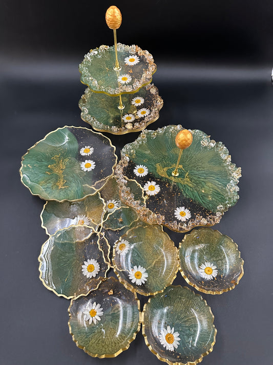 Sparkle resin serving set, Coasters, Fancy resin Trays made by hand, Green and gold with real dried floral, best gifts for your mom, wife, or best friend. - Melissa Art Collection