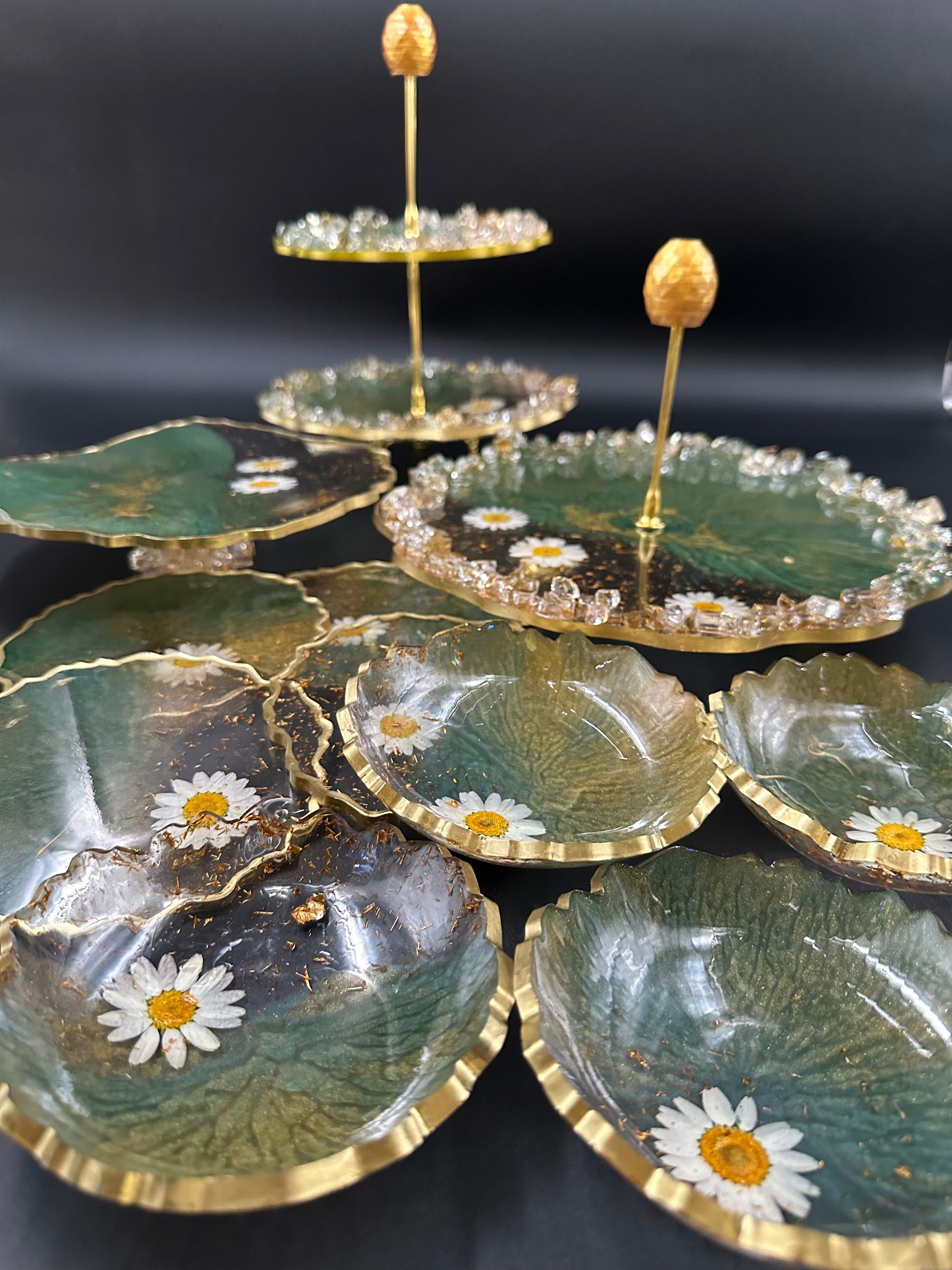 Sparkle resin serving set, Coasters, Fancy resin Trays made by hand, Green and gold with real dried floral, best gifts for your mom, wife, or best friend. - Melissa Art Collection