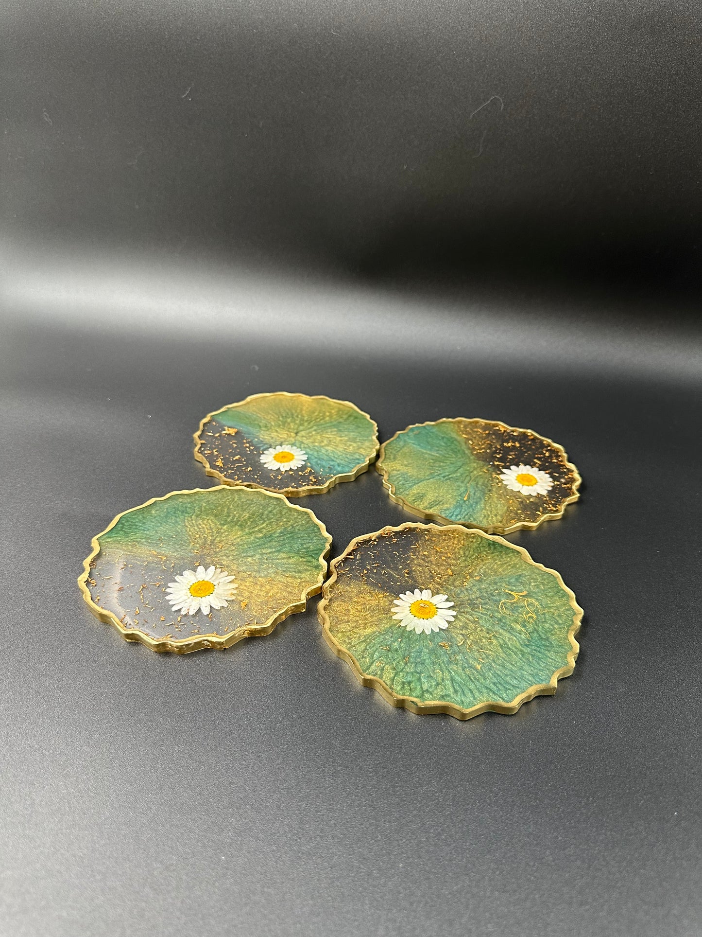 Sparkle resin serving set, Coasters, Fancy resin Trays made by hand, Green and gold with real dried floral, best gifts for your mom, wife, or best friend. - Melissa Art Collection