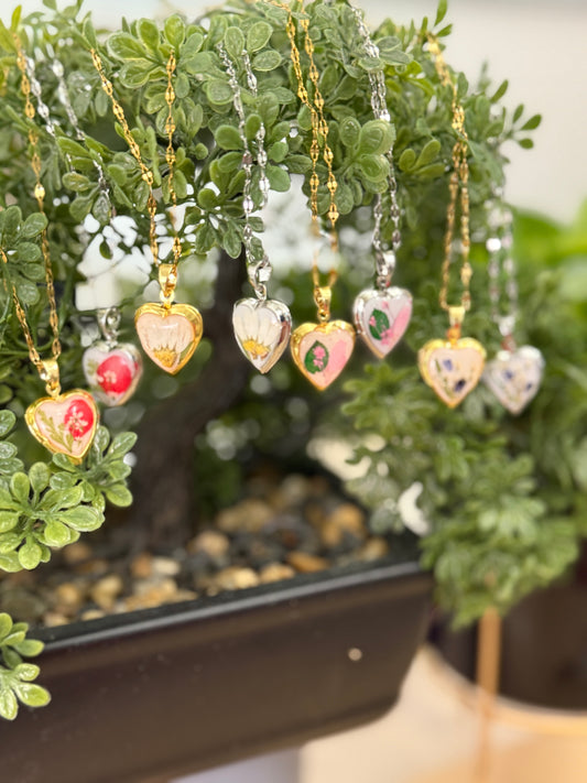 Handmade Dried Pressed Flower Heart Locket Necklace – Personalized Floral Photo Pendant