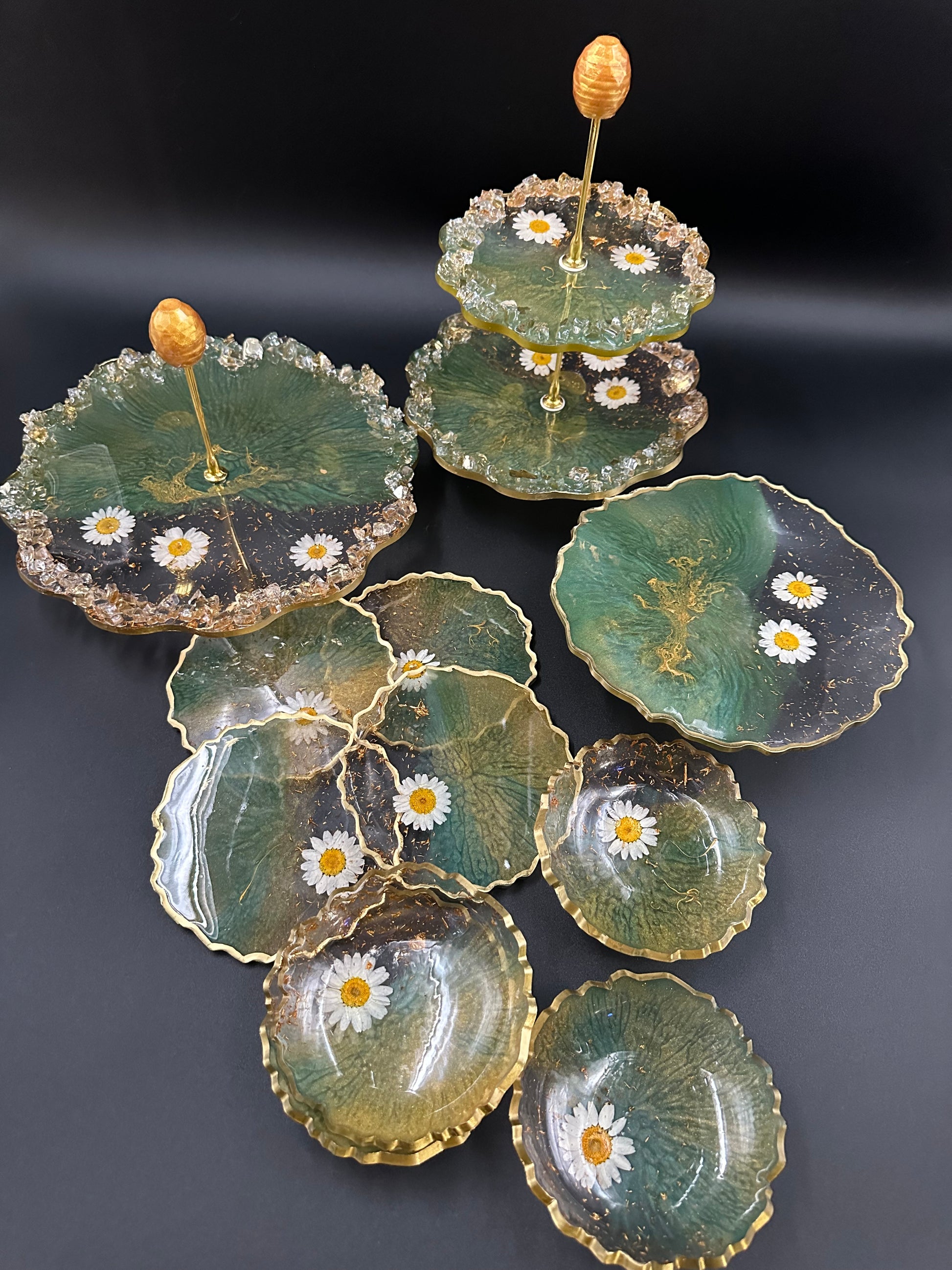 Sparkle resin serving set, Coasters, Fancy resin Trays made by hand, Green and gold with real dried floral, best gifts for your mom, wife, or best friend. - Melissa Art Collection