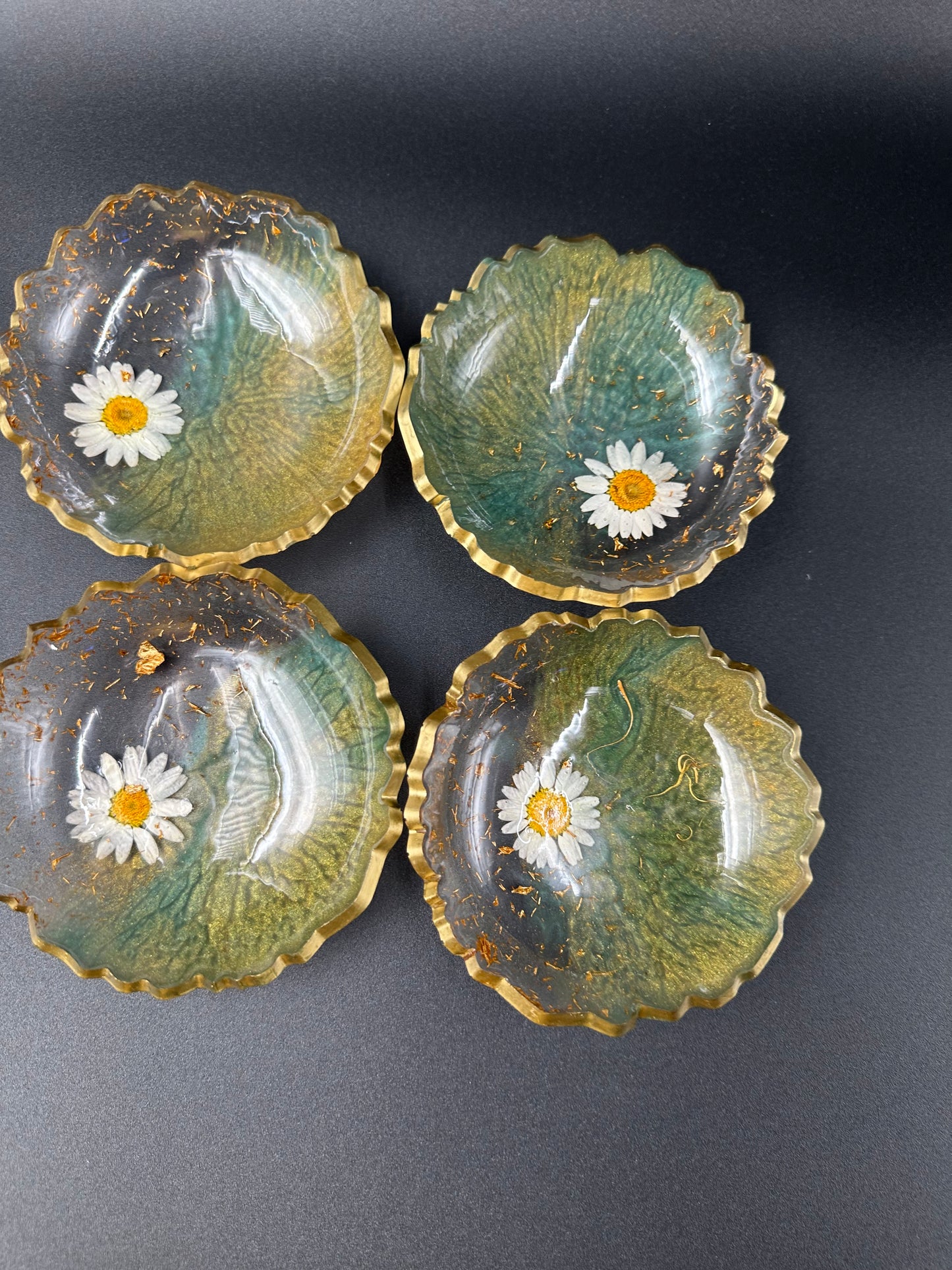 Sparkle resin serving set, Coasters, Fancy resin Trays made by hand, Green and gold with real dried floral, best gifts for your mom, wife, or best friend. - Melissa Art Collection