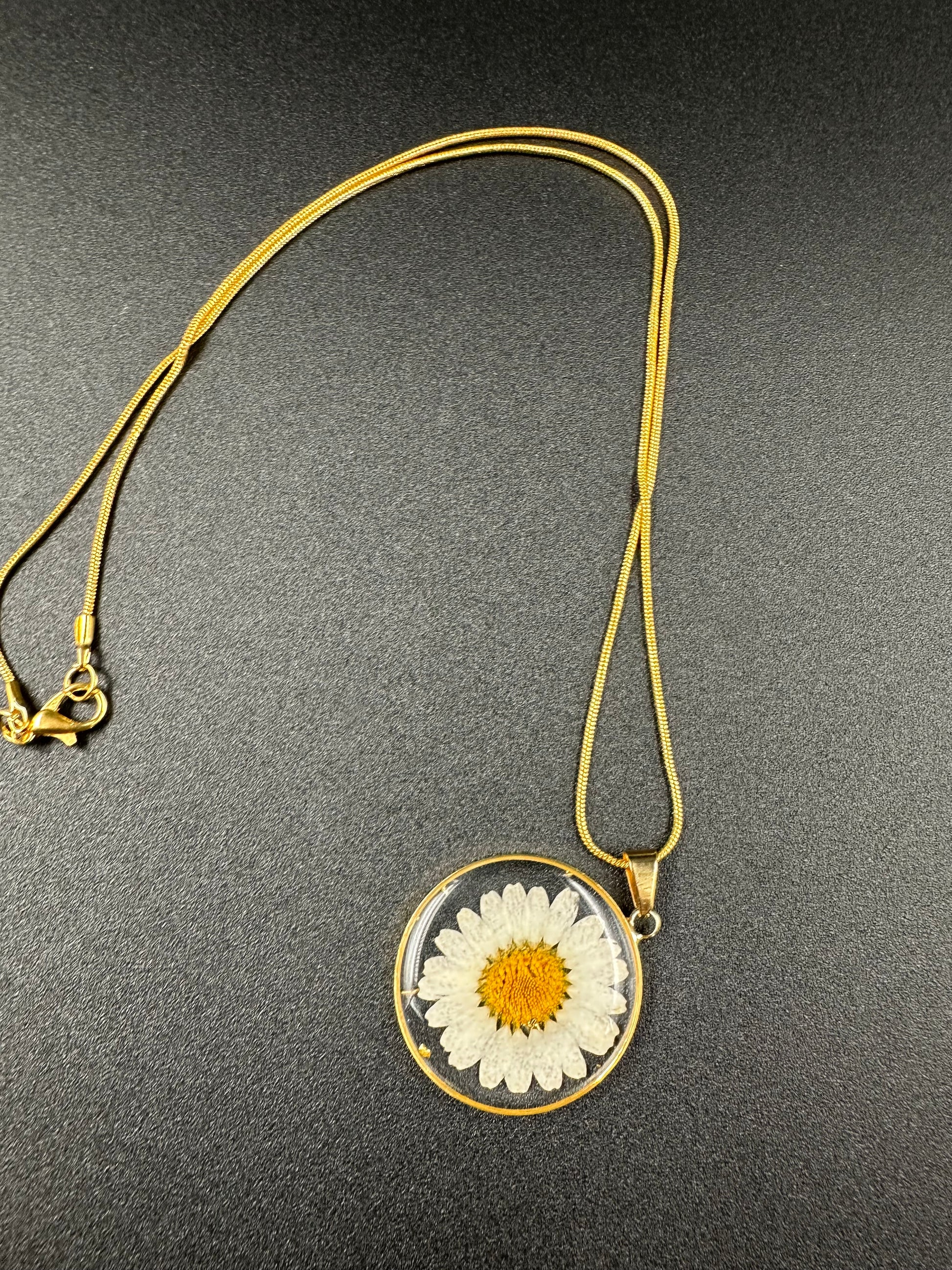 April Daisy Month Flower Necklace,  Birth Flower Necklace, Handmade Pressed Real Flower Necklace, Unique Holiday Gift, Gold Snake chain - Melissa Art Collection