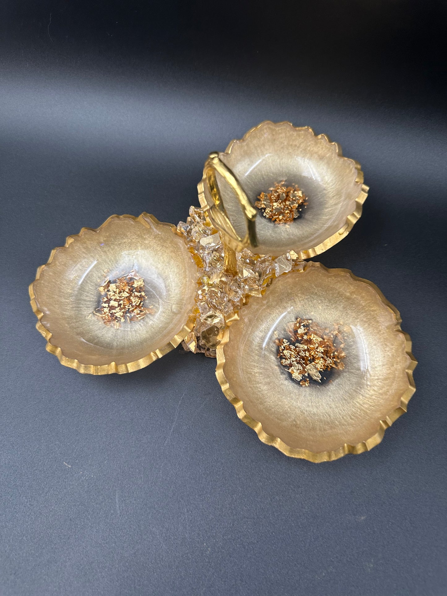 Sparkle Resin Serving Set, Butterfly Coasters, Fancy resin serving trays made with hand, beige and gold resin with flowers, Birthday gifts - Melissa Art Collection