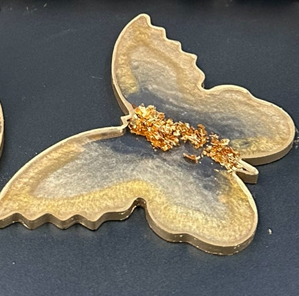 Sparkle Resin Serving Set, Butterfly Coasters, Fancy resin serving trays made with hand, beige and gold resin with flowers, Birthday gifts - Melissa Art Collection